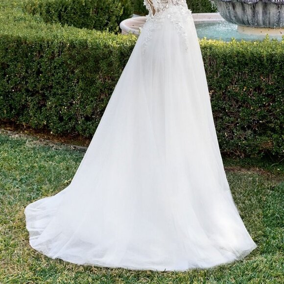 Off white wedding dress, bridal gown. Church outdoor destination - Picture 4 of 6